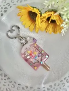 レジン　アイスのシャカシャカシェイカー　キーホルダー　くすみピンク