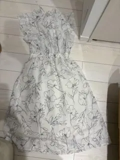花柄フリル付きワンピース