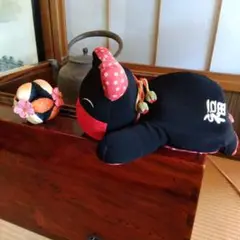 縮緬 猫型 ぬいぐるみ置物 と　七宝まり（花飾り付き）