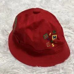 赤い刺繍付きバケットハット