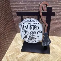 ハロウィン 木製サインボード　haunted library看板　ホウキ付き