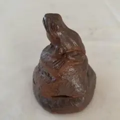 備前焼，カエルの彫刻付き陶器 備前焼，カエルの彫刻付き陶器