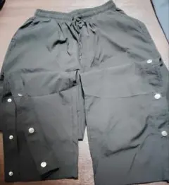 ブラックのカーゴパンツ
