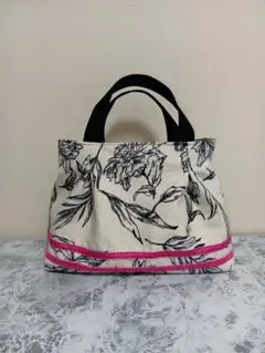 ぷっくりな花柄のバッグ　ピンクリボン　底板付き