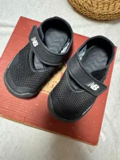 New Balance ベビーサンダル ブラック