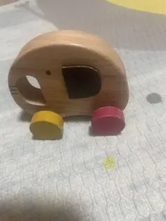 木製象型おもちゃ カラフル車輪付き