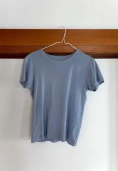 水色の柔らかいTシャツ