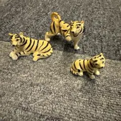 陶器　小さなトラの置物