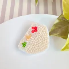 フルーツサンドのビーズ刺繍ブローチ