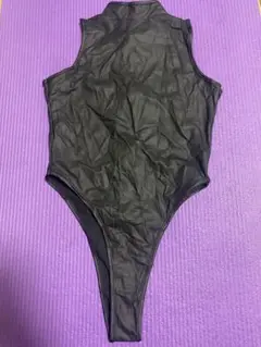 黒いジッパー付きボディスーツ