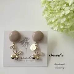 ▪ゴールドデザインリボンチャーム×ビジュー×メタル×カボションピアス／イヤリング