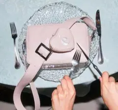 é Heart pouch shoulder strap bag epine