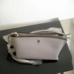 新品　シンプル⭐️ベージュ レザー ショルダーバッグ　レディース　桜チャーム