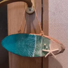青と緑の木製オブジェ