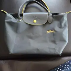 黒のナイロンハンドバッグ