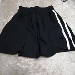 ブラックショートスカート 白いストライプ付き