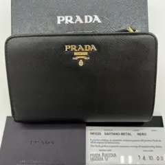 【美品 付属品完備】プラダ 折り財布 サフィアーノレザー 黒 メタルロゴ