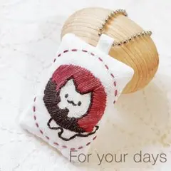 刺繍キーホルダー＊ハンドメイド＊ドーナツの中の猫さん＊プレゼント
