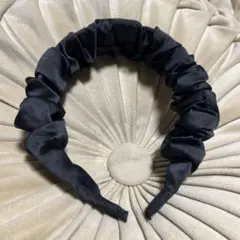 サテン ブラック ヘアバンド　ヘアカチューシャ