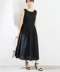 La TOTALTE ブロックチェックタックワンピース黒ブラック刺繍ノースリーブ