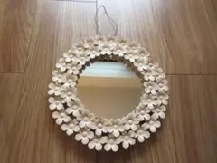 雑貨店で購入したお花の飾りが可愛いアイアン製の壁掛けミラー