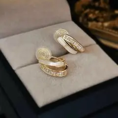 ゴールド　ツイストデザイン イヤリング　プレゼント　ビジネス　フォーマル　高見え