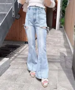 サイドリボンカットアウトフレアデニムパンツ