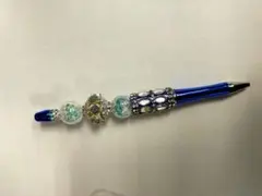 ビーズ装飾の青いボールペン
