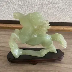 翡翠 馬の彫刻 木製台座付き 約幅40cm ヒスイ　置物　お宝 theory xyz 翡翠 馬 置物 立ち馬 大 飾彫り台座付 : theory xyz
