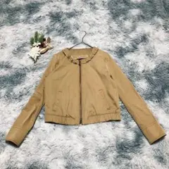 ノンサンス (F) ノーカラージャケット ブルゾン フリル付き ショート 上品