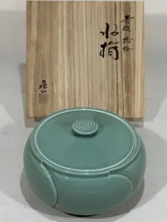 水指、青磁捻梅、加藤藤山作、塗蓋共蓋付、およ12番 水指、青磁捻梅、加藤藤山作、塗蓋共蓋付、およ12番 - メルカリ