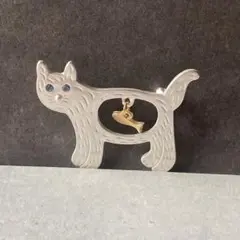 猫 ブローチ シルバー バッチ ピンバッジ 魚 ゆれる チャーム アンティーク