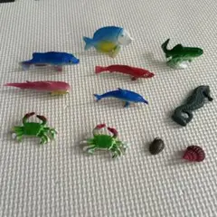 カラフルな魚とカニのフィギュアセット