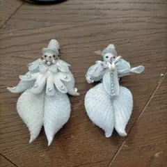 白い花びらの人形ブローチ2個セット