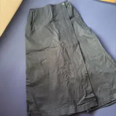 黒いカジュアルパンツ ボタン付き