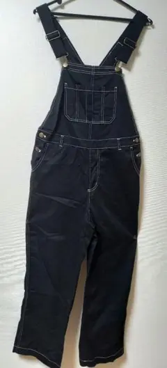 黒のオーバーオール