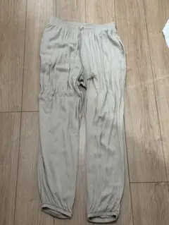 ユニクロ　サテンドレープジョガーパンツ　ベージュ
