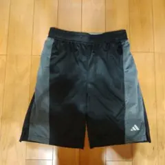 adidas 半ズボン黒/グレー