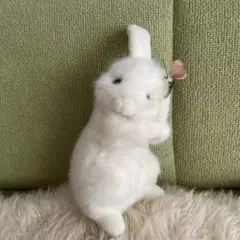 白いウサギのぬいぐるみ 花飾り付き