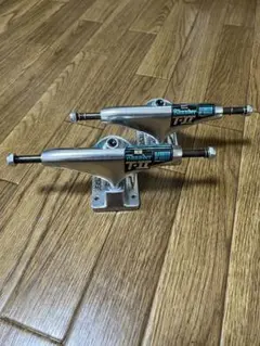 新品未使用　thunder trucks T2 147 hi