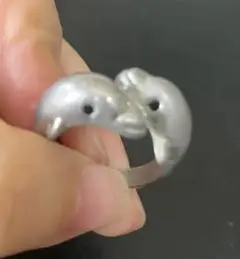 シルバーのイルカデザインリング
