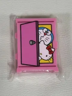 ハローキティ　ドラえもんコラボ　どこでもドア型サプリメントケース