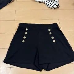 ボタン付き黒ショートパンツ Mサイズ