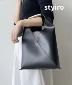 styiro スタイロ　カシュクール ワンハンドルバッグ トライアングル 黒