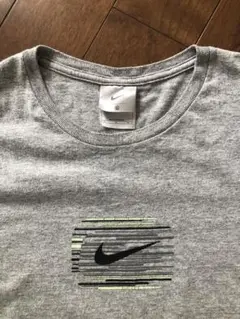 Nike グレー Tシャツ ストライプロゴ