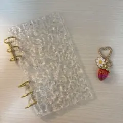 【最終お値下げ】A6アクリルバインダー　いちごのチャーム付き