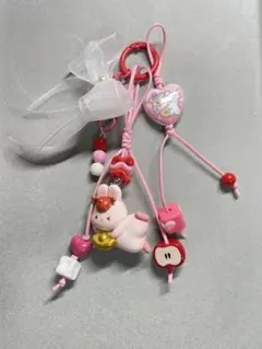 ピンクのキャラクター付き携帯ストラップ