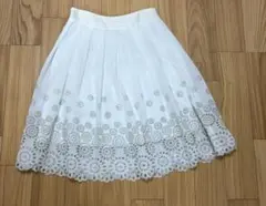 刺繍入りホワイトフレアスカート