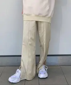 emmi atelier サテンパンツ