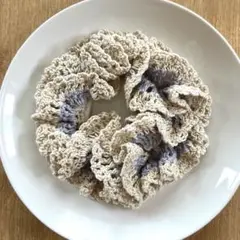 フリルデザインのシュシュ ベージュグレー